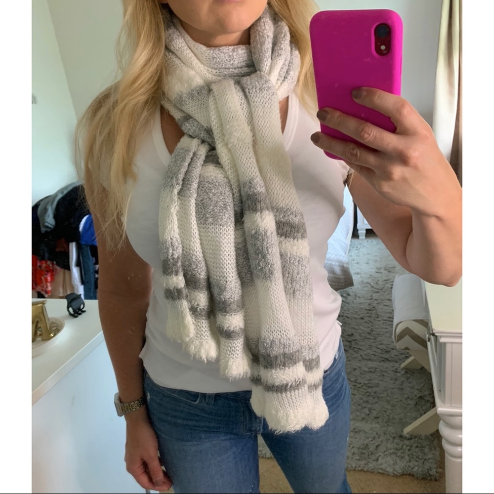 Beautiful soft Lou & Grey scarf - Picture 2 of 6